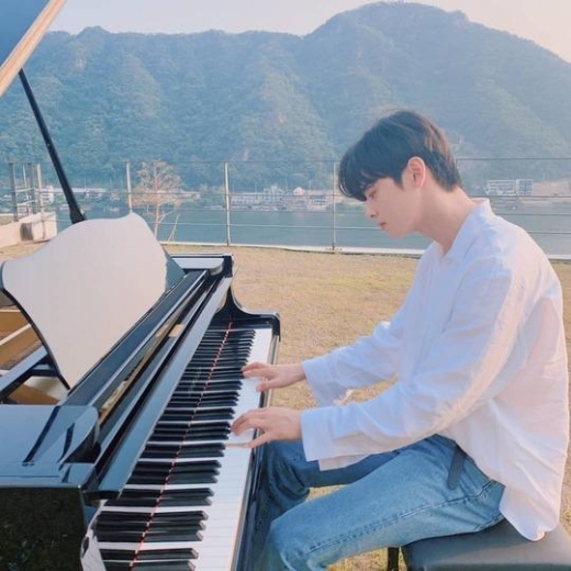 차은우, 피아노 치는 '만찢남' 비주얼