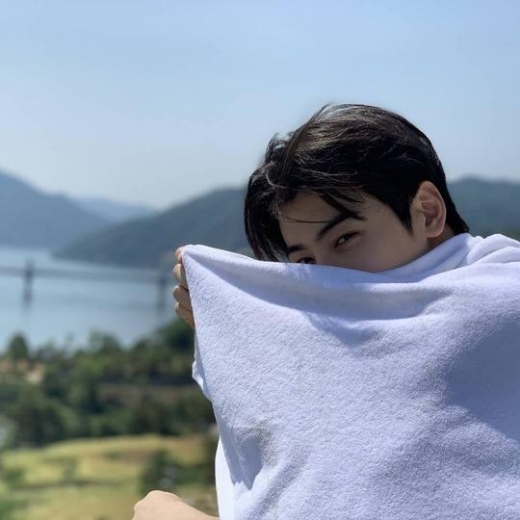 차은우, 피아노 치는 '만찢남' 비주얼