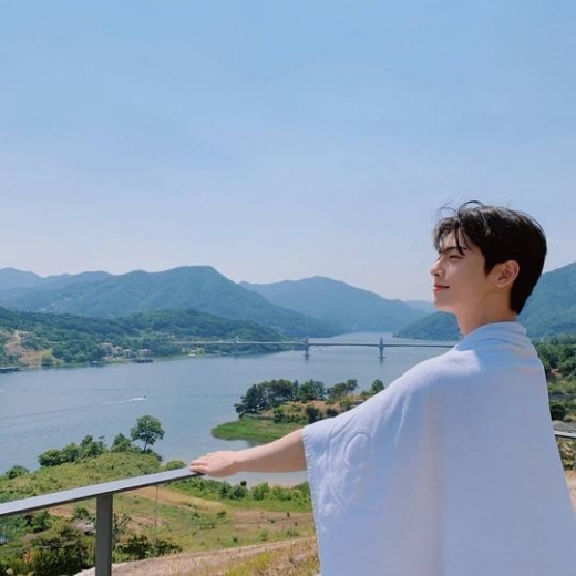차은우, 피아노 치는 '만찢남' 비주얼