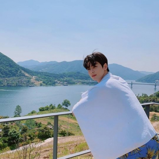 차은우, 피아노 치는 '만찢남' 비주얼