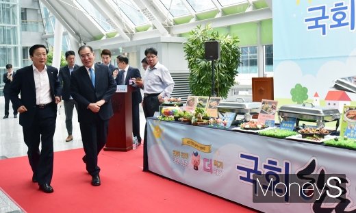 [머니S포토] 국회 한돈 소비촉진 홍보 행사 참석한 이개호 장관