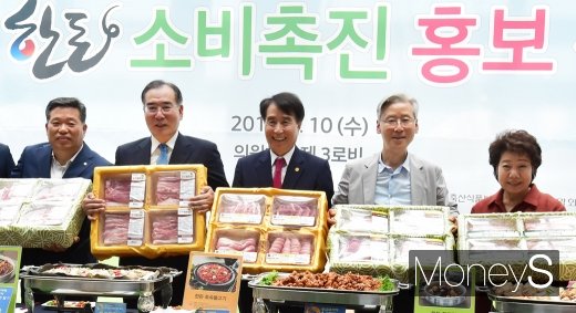 [머니S포토] 한돈 소비촉진 홍보하는 관계자들