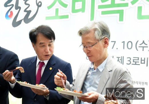 [머니S포토] 한돈 시식하는 하태식-여상규