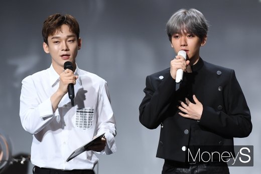[머니S포토] 엑소 첸 '백현 지원 사격 빵야'