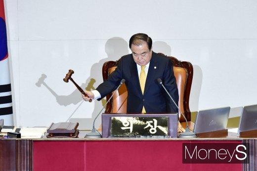[머니S포토] 경제분야 대정부 질문, 의사봉 두드리는 문희상 의장