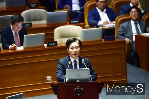 [머니S포토] 의원 질의에 답하는 성윤모 산업 장관