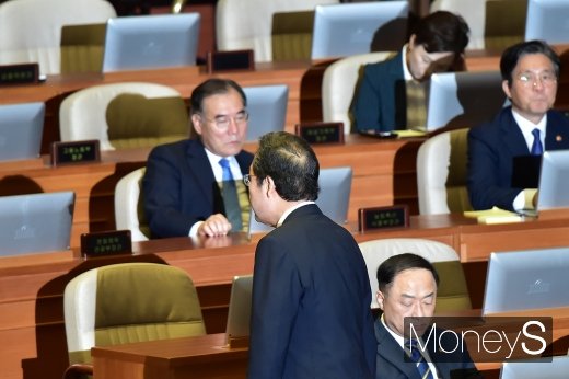 [머니S포토] 잠시 자리 비우는 이낙연 총리