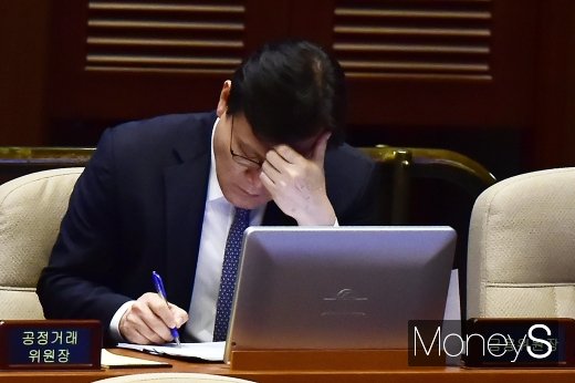 [머니S포토] 국회 질의에 답변 준비하는 최종구 금융위원장