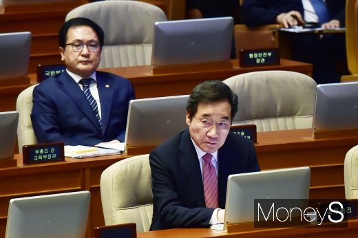 [머니S포토] 일본 수출규제 관련 질의 경청하는 이낙연 총리