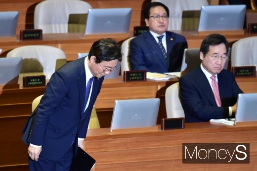 [머니S포토] 경제분야 대정부 질문 참석한 성윤모 장관