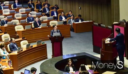 [머니S포토] 탈원전 관련 질의 답하는 성윤모 장관