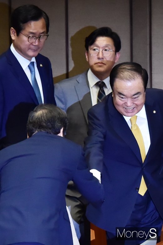 [머니S포토] 인사 나누는 문희상-이낙연