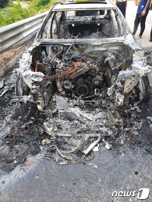 전소된 BMW 차량. /사진=뉴스1(제공=대전시 소방본부)