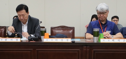 10일 오후 정부세종청사에서 열린 최저임금위원회 전원회의에서 경영계와 노동계 위원들이 굳은 표정으로 정문주 근로자 위원의 발언을 듣고 있다. / 사진=뉴시스 강종민 기자