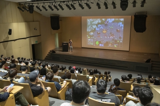 김상욱 교수가 스타크래프트를 예시로 들며 강연을 이어가고 있다. /사진=넥슨