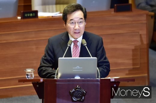이낙연 국무총리가 10일 서울 여의도 국회 본회의장에서 열린 경제분야 대정부 질문에 참석해 질의에 답하고 있다. /사진=임한별 기자
