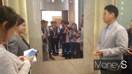 한 아파트 견본주택에 설치된 스마트 월패드. /사진=김창성 기자