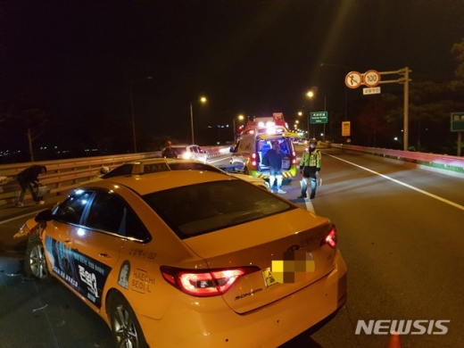 지난 5월6일 오전 인천국제공항고속도로에서 3중 추돌사고가 발생한 가운데 소방당국이 구조작업을 벌이고 있다. /사진=뉴시스
