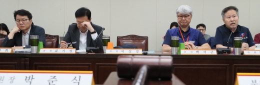 지난 10일 오후 정부세종청사에서 열린 최저임금위원회 전원회의에서 경영계와 노동계 위원들이 굳은 표정으로 정문주 근로자 위원의 발언을 듣고 있다. / 사진=뉴시스 강종민 기자