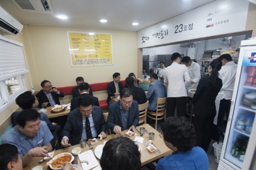 혜자분식의 새로운 메뉴를 맛보는 축하객들. /사진=호텔신라