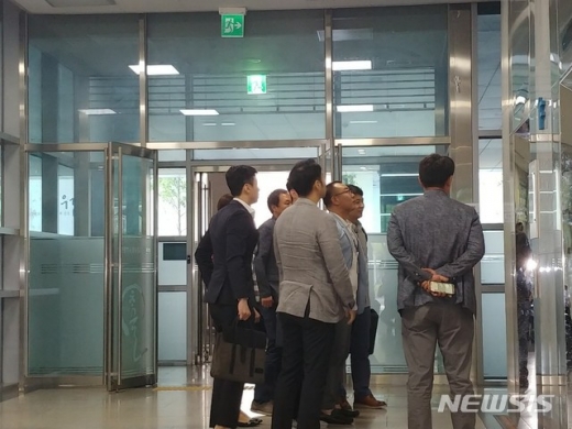 11일 오전 인천경찰청 지능범죄수사대가 인천 미추홀구 상수도사업본부를 압수수색하고 있다. /사진=뉴시스