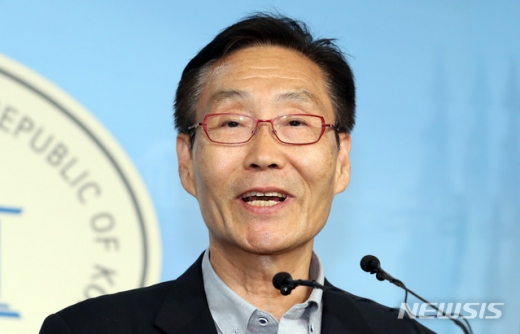 11일 서울 여의도 국회 정론관에서 바른미래당 주대환 혁신위원장이 사퇴 기자회견을 하고 있다. /사진=뉴시스