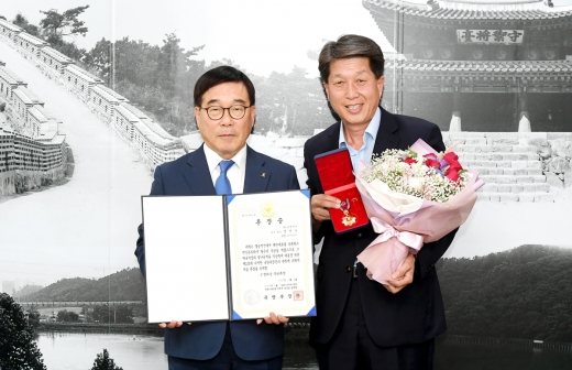 ▲10일 신동헌 광주시장이 6·25전쟁에 참전해 무공을 세운 참전용사 정면수씨의 아들 정하송씨에게 부친의 화랑무공훈장을 전수했다. / 사진제공=광주시청
