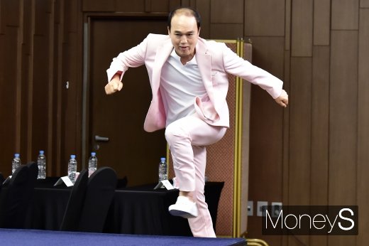 [머니S포토] 입장부터 범상치 않은 연기하는 예능인 김광규