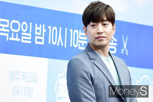 [머니S포토] 에릭, 요리부터 이발까지 팔방미인