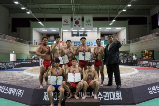 김태우 감독을 비롯한 부산갈매기씨름단./사진제공=부산갈매기씨름단 