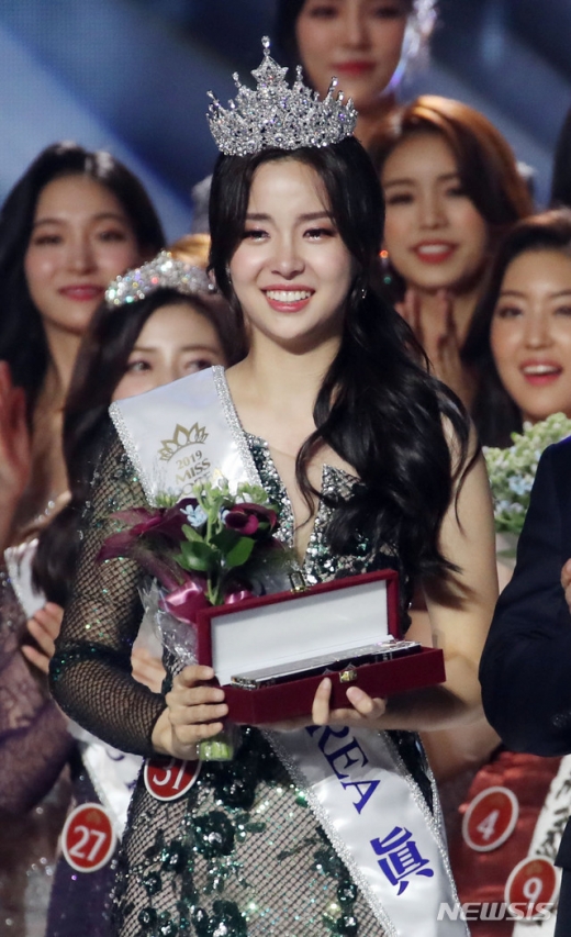 11일 오후 서울 경희대 평화의 전당에서 열린 ‘2019미스코리아 선발대회’에서 김세연이 미스코리아 진을 수상하고 있다. /사진=뉴시스
