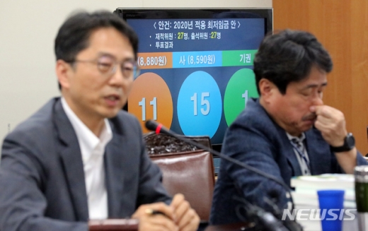오늘(12일) 새벽 정부세종청사에서 열린 최저임금위원회 13차 전원회의에서 2020년 최저임금이 2.87% 인상된 8590원으로 결정됐다. /사진=뉴시스