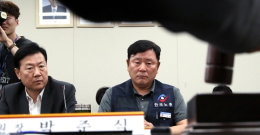 11일 오후 정부세종청사에서 열린 최저임금위원회 전원회의에서 류기정 사용자 위원과 이성경 근로자 위원이 박준식 위원장의 의사봉을 바라보고 있다 / 사진=뉴시스 강종민 기자