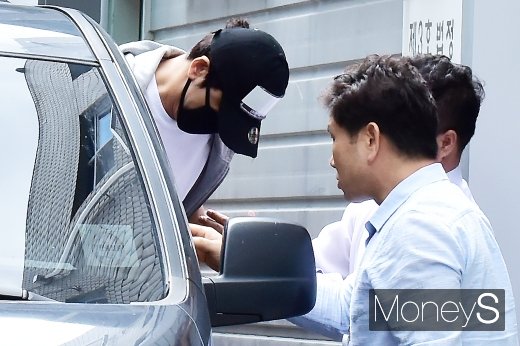 [머니S포토] 영장실질심사 출석하는 강지환