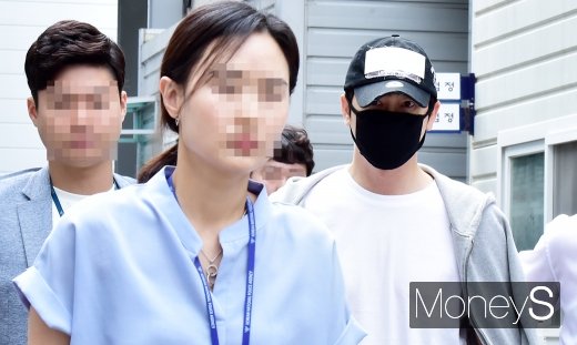 [머니S포토] 영장실질심사 강지환의 날카로운 눈빛