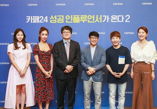 글로벌 전자상거래 플랫폼 기업 '카페24'가 주최로 11일 오후 서울 63빌딩 그랜드볼룸에서 열린 인플루언서를 위한 이커머스 세미나에서 좌측부터 낸시렐라 대표 낸시, 러브미모스트 대표 제스, 이재석 카페24 대표이사, 정상두 카페24 AI플랫폼 개발 총괄이사, 샌드박스 네트워크 창업자 도티, 오하이오후 대표 고밤비가 기념촬영을 하고 있다.