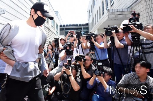 [머니S포토] 취재진 앞 강지환, 세간의 시선속에...