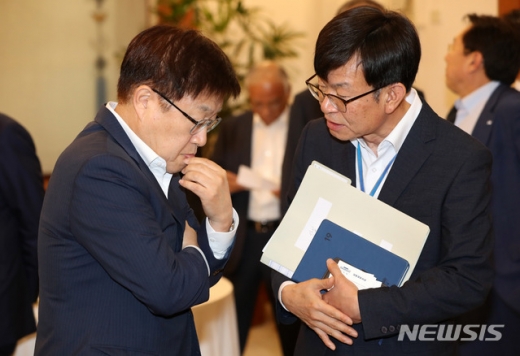 김영주 무역협회장(왼쪽) 김상조 정책실장. /사진=뉴시스       