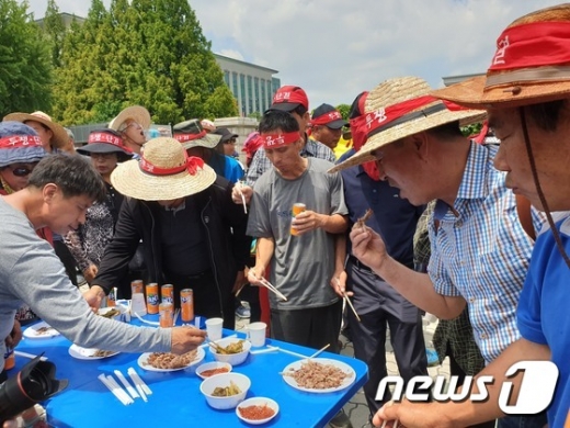 개고기 시식하는 개식용 업자들 모습. /사진=뉴스1   