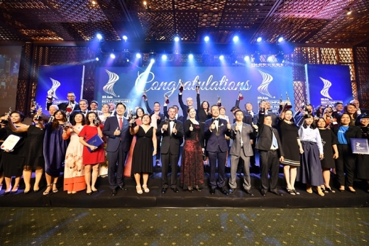 비엣젯항공이 아시아 대표 HR 매거진인 HR Asia Magazine이 선정한 ‘2019 가장 일하기 좋은 기업’ 베트남 기업부문 수상의 영예를 안았다. 수상자들이 단체사진을 찍고 있는 모습. /사진=비엣젯항공