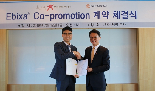 12일 삼성동 대웅제약 본사에서 대웅제약과 한국룬드벡이 알츠하이머병 치료제 에빅사의 국내 공동프로모션 계약을 체결했다. (좌) 전승호 대웅제약 대표, (우) 오필수 한국룬드벡 대표./사진=대웅제약 