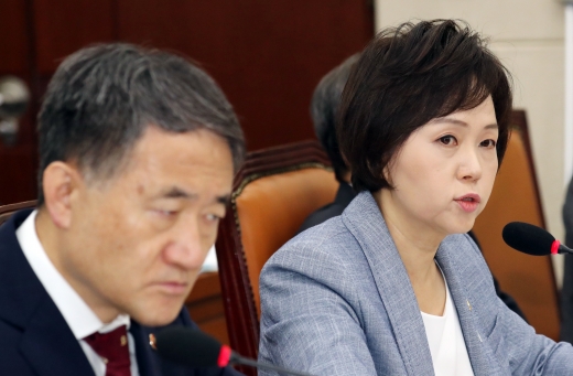 이의경 식품의약안전처장이 12일 서울 여의도 국회에서 열린 보건복지위원회 전체회의에서 의원 질의에 답변하고 있다./사진=김명섭 기자 