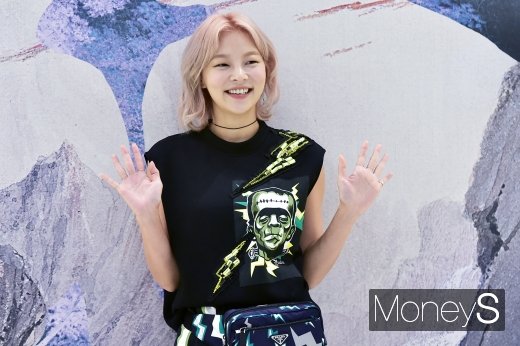 [머니S포토] 송해나, 해밝은 손인사
