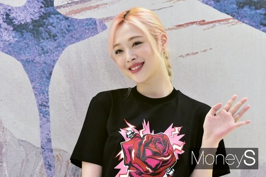 [머니S포토] 설리, '꽃이 꽃을 부르네'