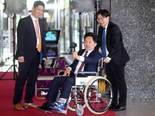  원희룡 제주지사가 더불어민주당 이인영, 바른미래당 오신환 원내대표를 예방하기 위해 4일 오후 서울 여의도 국회에 휠체어를 타고 이동하고 있다./사진=홍봉진 기자