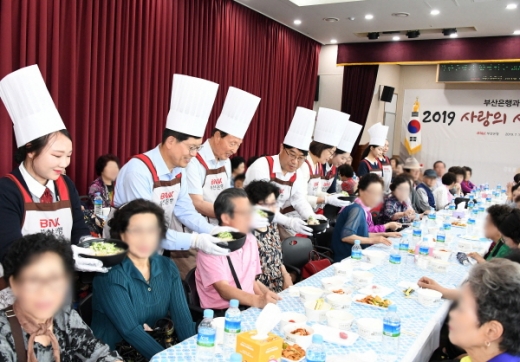 부산은행은 지난 12일 부산광역시 노인회관에서 ‘사랑의 삼계탕 나눔’ 행사를 실시했다. 왼쪽에서 두번째부터 부산은행 빈대인 은행장, 대한노인회 부산광역시연합회 문우택 회장. /사진제공=부산은행 