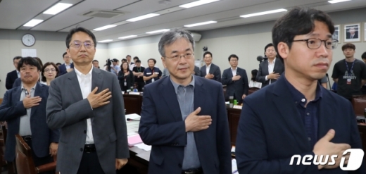 최저임금위원회 공익위원들이 11일 정부세종청사 고용노동부 전원회의장에서 열린 최저임금위원회 12차 전원회의에서 국민의례를 하고 있다. /사진=뉴스1