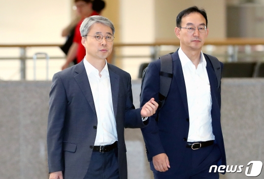 한일 전략물자 수출 통제 과장급 간담회를 위해 전찬수 산업통상자원부 무역안보과장과 한철희 동북아통상과장이 12일 오전 서울 강서구 김포국제공항을 통해 일본으로 출국하고 있다. /사진= 박정호 기자