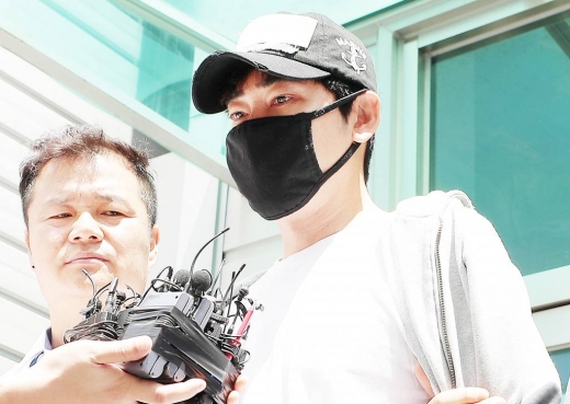 배우 강지환이 12일 오전 경기도 성남시 수정구 수원지방법원 성남지원에서 피의자 심문을 마친 뒤 심경을 밝히고 있다. / 사진=김창현 기자
