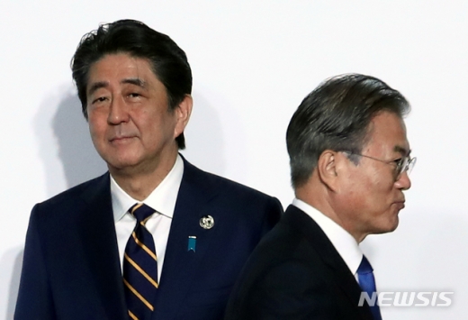 문재인 대통령(오른쪽) G20 정상회의 환영식에서 아베 신조 일본 총리와 악수하고 행사장으로 향하고 있다. /사진=뉴시스
